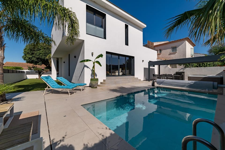 VILLA DE LUXE SUD DE LA FRANCE - PLAGE - PISCINE - JACUZZi Villa in Lattes