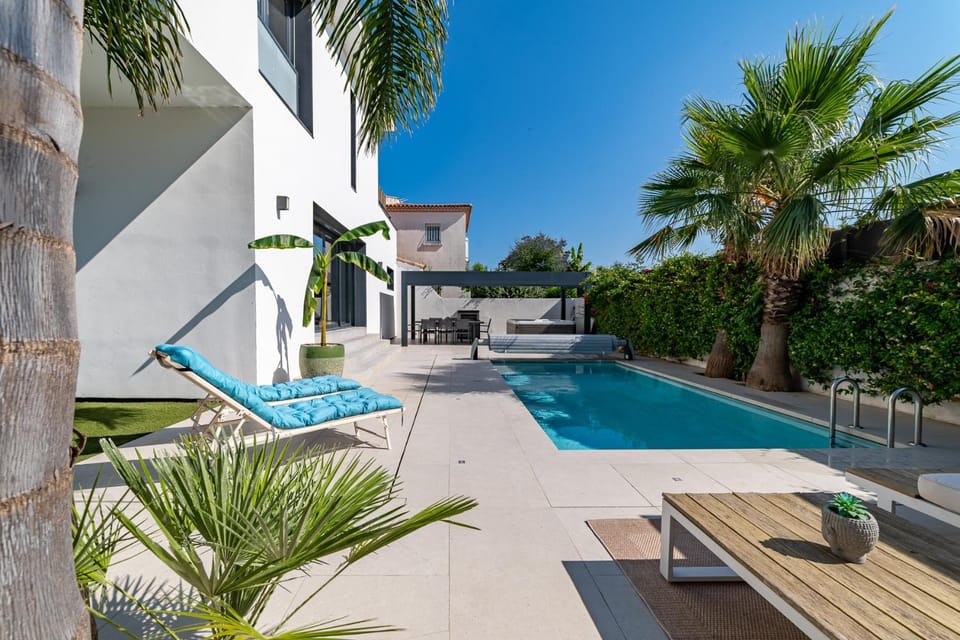 VILLA DE LUXE SUD DE LA FRANCE - PLAGE - PISCINE - JACUZZi Villa in Lattes