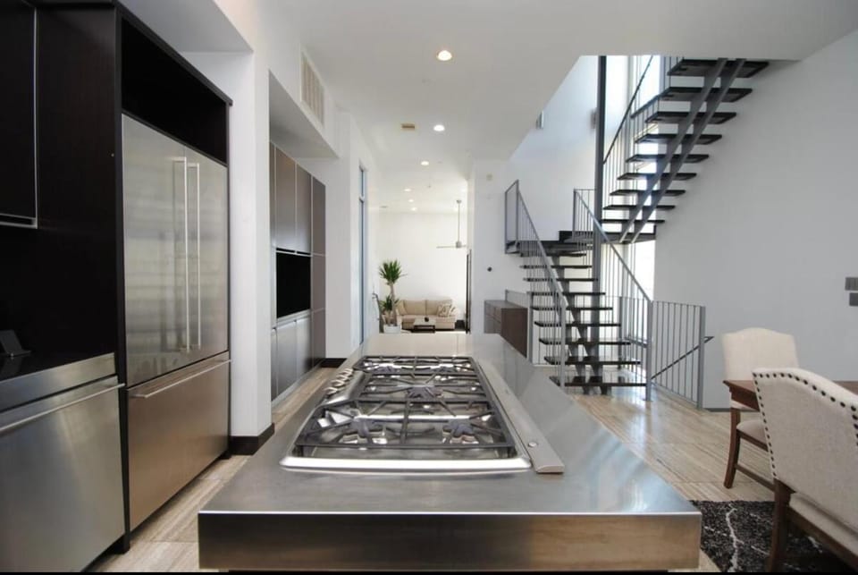 3222 sqft 3 Bedroom Townhous Amazing Rooftop View House in Houston