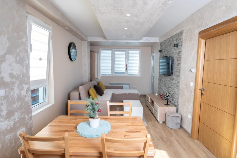 Kitchen or kitchenette, Seating area, Dining area