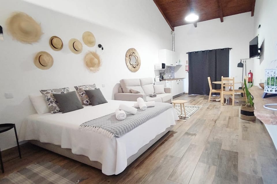 Bed, TV and multimedia, Bedroom
