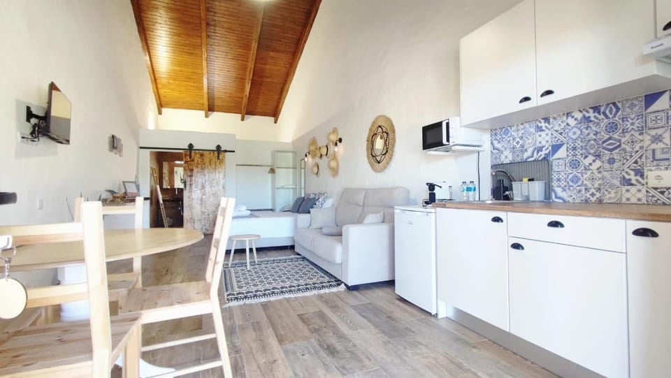 TV and multimedia, Kitchen or kitchenette, minibar, stove