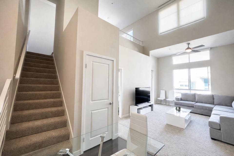 Luxury 2 Bedroom 2 Bathroom With Fitness Center and Pool Apartment hotel in San Fernando Valley
