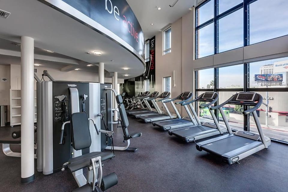 Luxury 2 Bedroom 2 Bathroom With Fitness Center and Pool Apartment hotel in San Fernando Valley