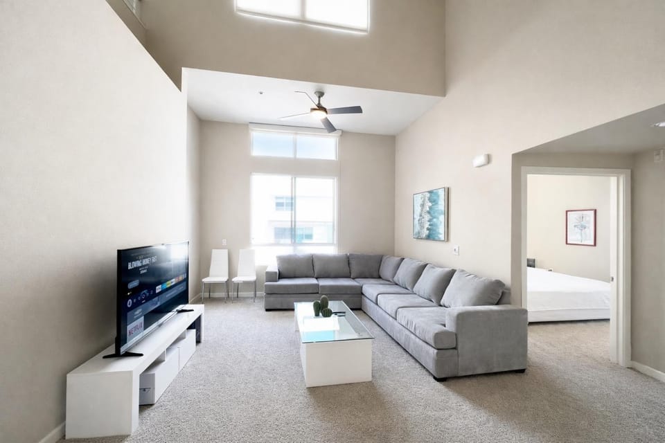Luxury 2 Bedroom 2 Bathroom With Fitness Center and Pool Apartment hotel in San Fernando Valley