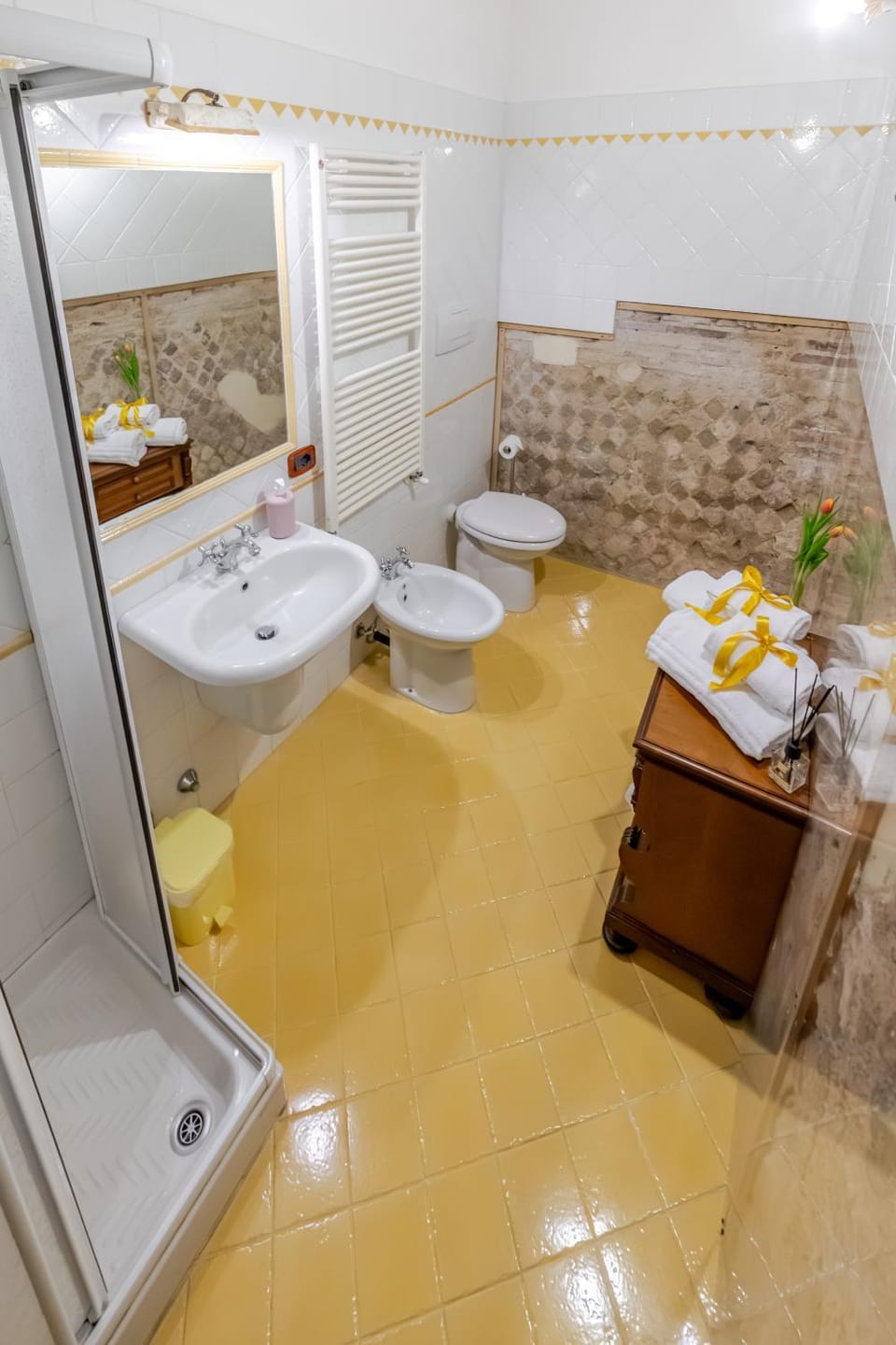 Shower, Toilet, Bathroom, bidet, towels