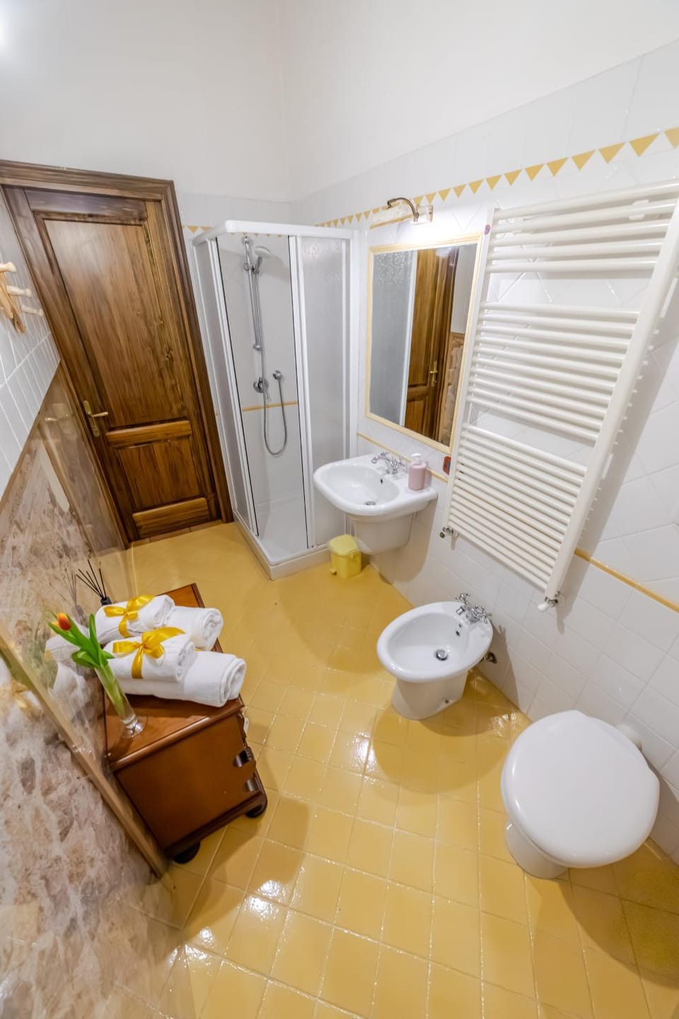 Shower, Toilet, Bathroom, bidet, towels