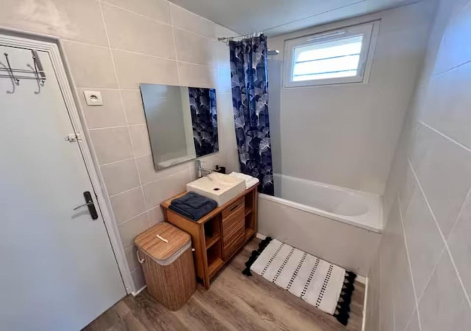 Bathroom, Bath, towels