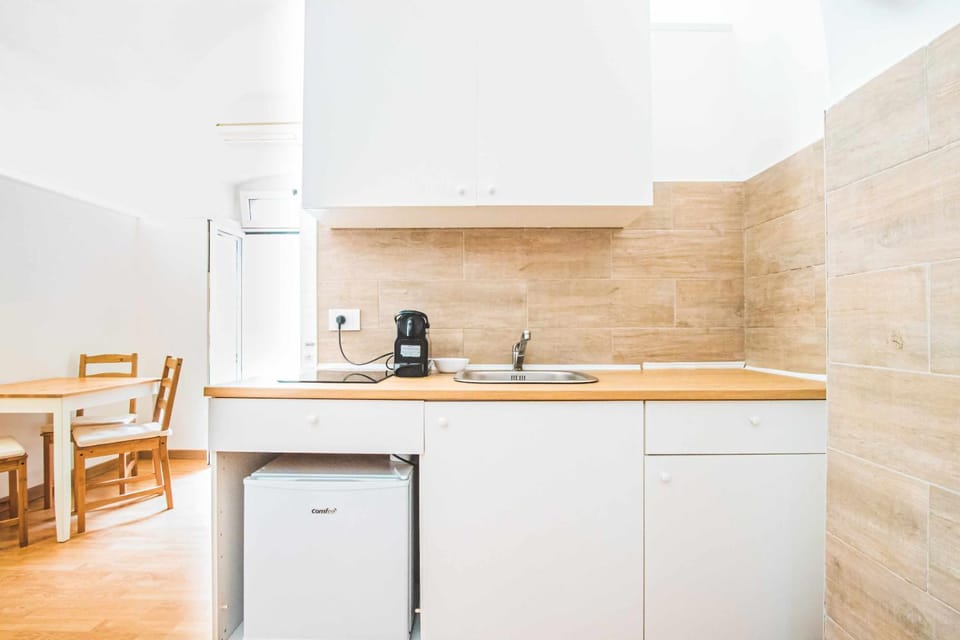 Coffee/tea facilities, Kitchen or kitchenette, Dining area, stove