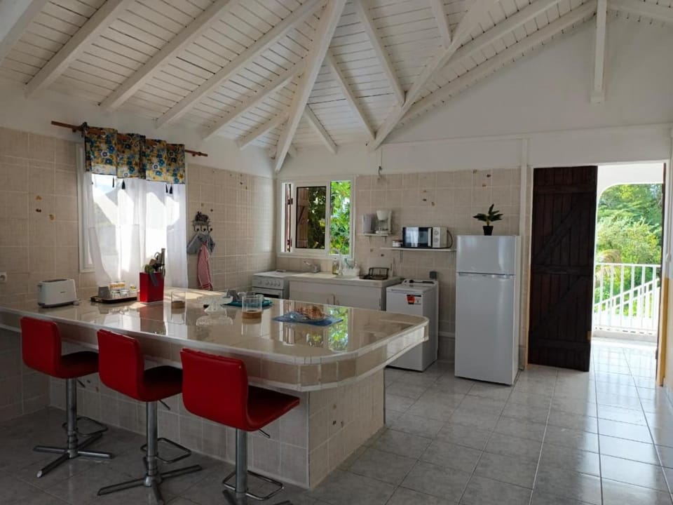 Coffee/tea facilities, Kitchen or kitchenette, Dining area, oven, stove, toaster