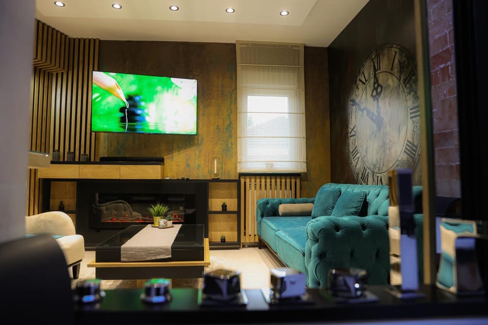Communal lounge/ TV room, TV and multimedia, Living room, Seating area, Evening entertainment