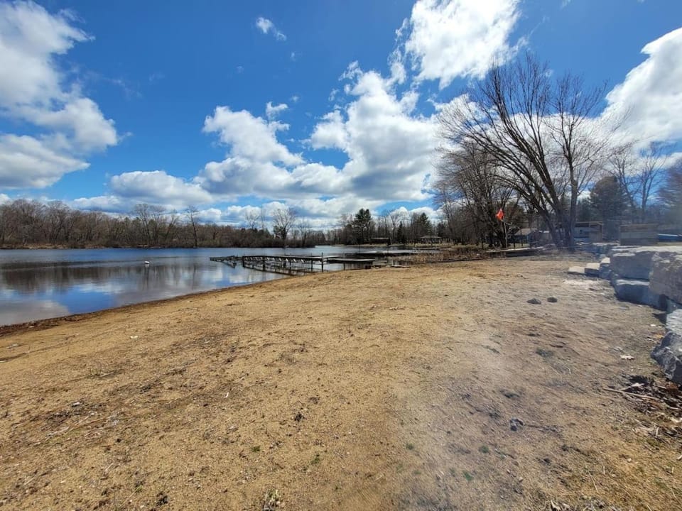 Pines Bay Waterfront cottage with Hot tub! House in Kawartha Lakes