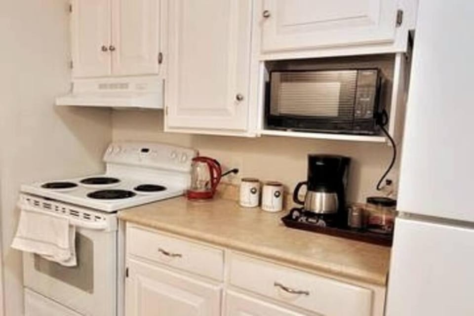 Pines Bay Waterfront cottage with Hot tub! House in Kawartha Lakes