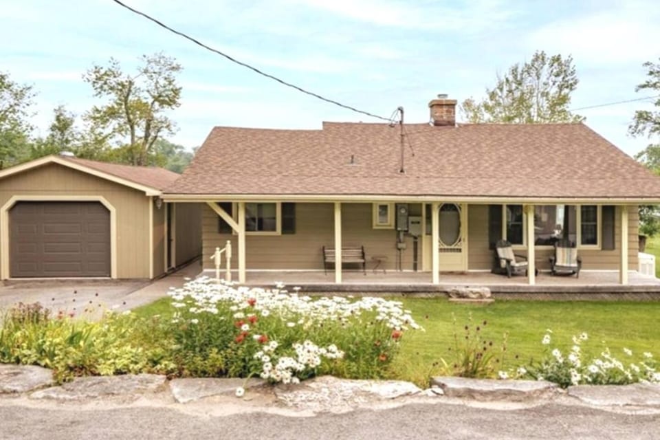Pines Bay Waterfront cottage with Hot tub! House in Kawartha Lakes
