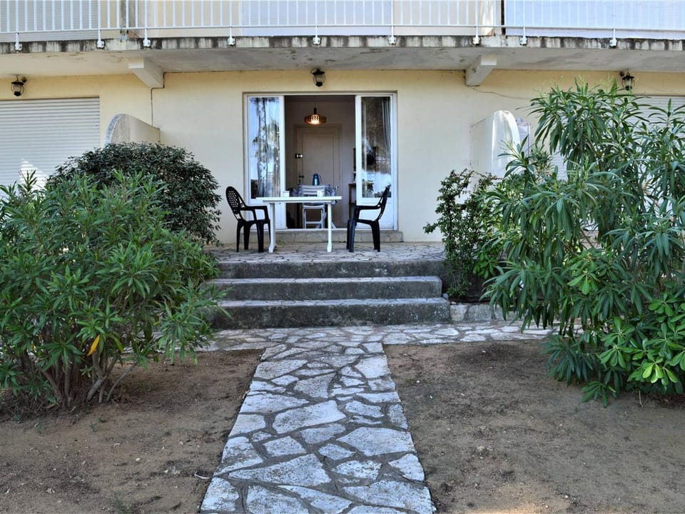Studio cosy avec jardin, proche plage à Cavalaire-sur-Mer, parking inclus - FR-1-226B-128 Apartment in Cavalaire-sur-Mer