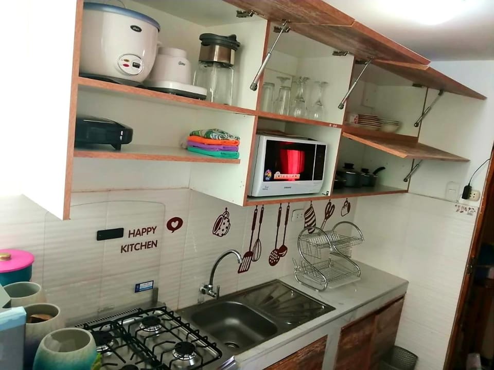Kitchen or kitchenette, minibar