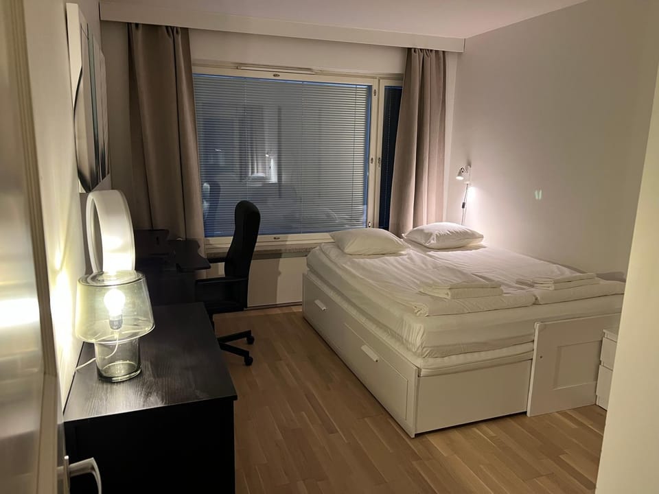 Bed, Bedroom, towels