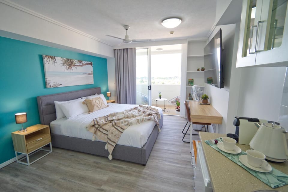 Bed, TV and multimedia, Photo of the whole room, Bedroom, hair dresser
