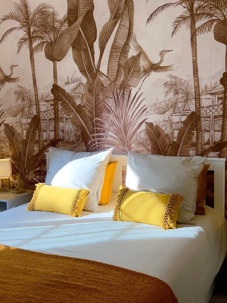 Bed, Photo of the whole room, Decorative detail, Bedroom