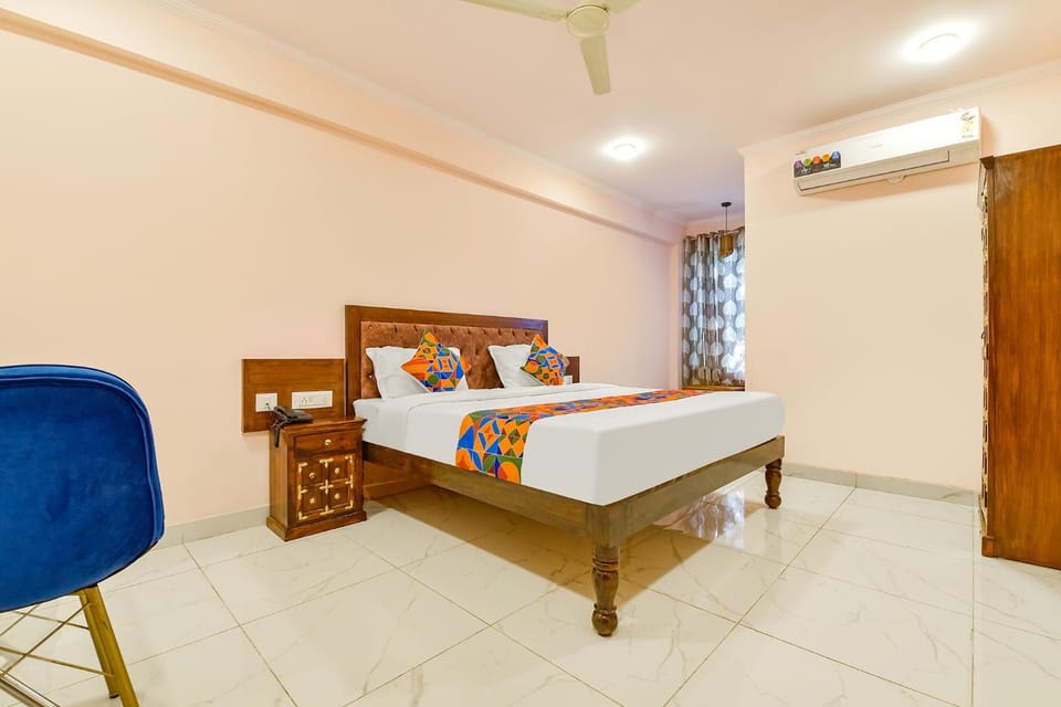 Photo of the whole room, Bedroom, wardrobe, air conditioner