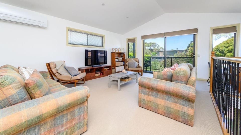 Living room, Seating area, air conditioner