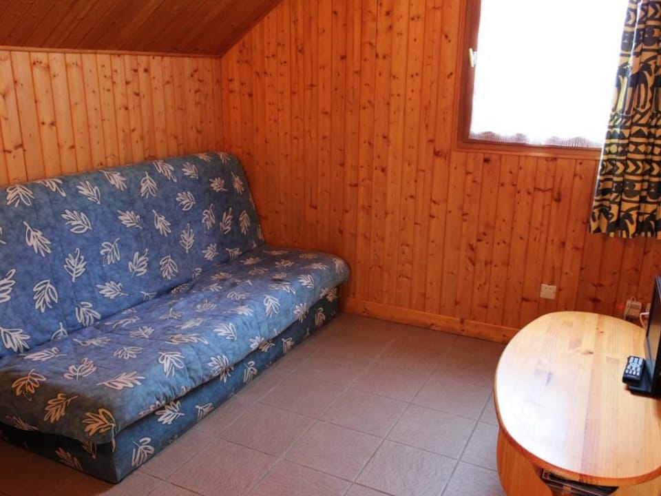 Chalets indépendants avec terrasse et jeux pour enfants à Mesples - FR-1-489-401 House in Auvergne-Rhône-Alpes
