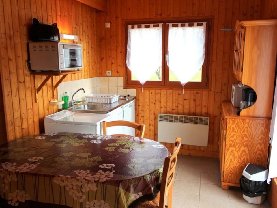 Chalets indépendants avec terrasse et jeux pour enfants à Mesples - FR-1-489-401 House in Auvergne-Rhône-Alpes