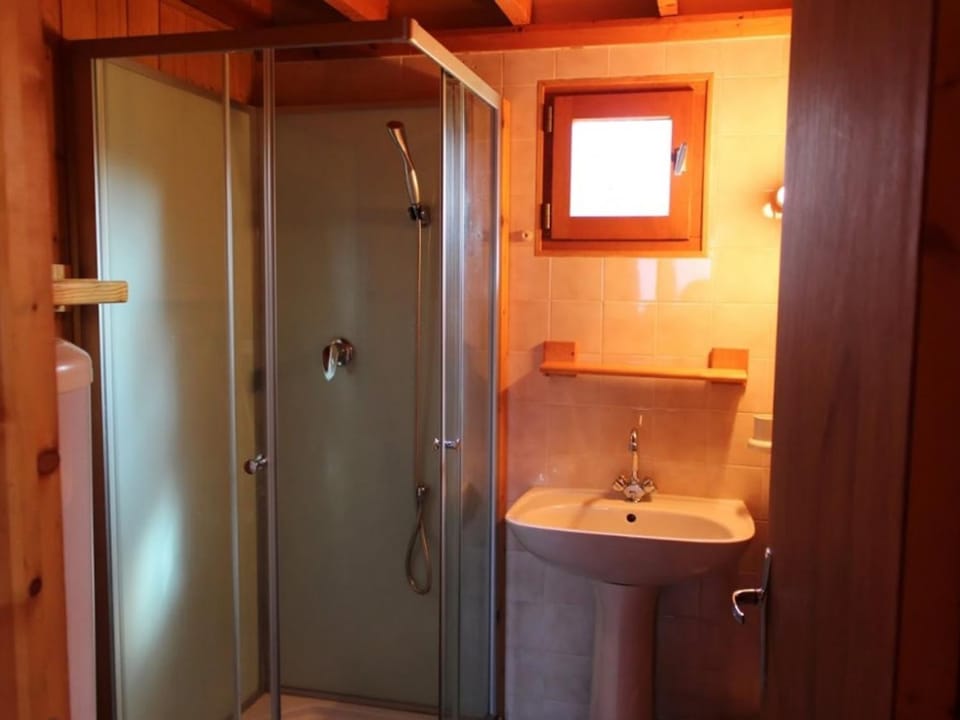 Chalets indépendants avec terrasse et jeux pour enfants à Mesples - FR-1-489-401 House in Auvergne-Rhône-Alpes