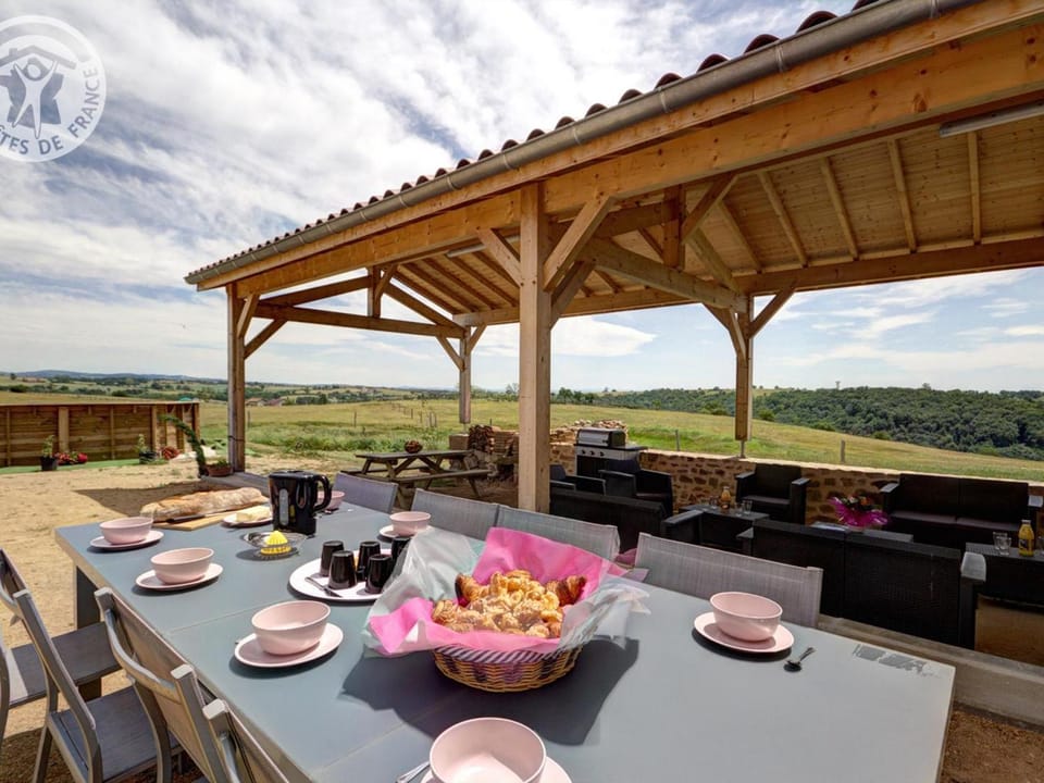 Gîte de luxe avec spa, sauna et piscine, animaux admis - FR-1-496-274 House in Auvergne-Rhône-Alpes