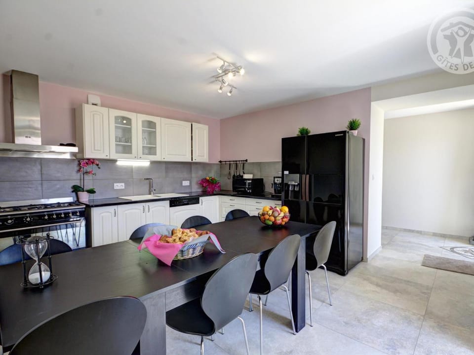 Gîte de luxe avec spa, sauna et piscine, animaux admis - FR-1-496-274 House in Auvergne-Rhône-Alpes