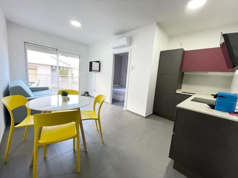 Kitchen or kitchenette, Living room, Seating area, Dining area, pet friendly, air conditioner