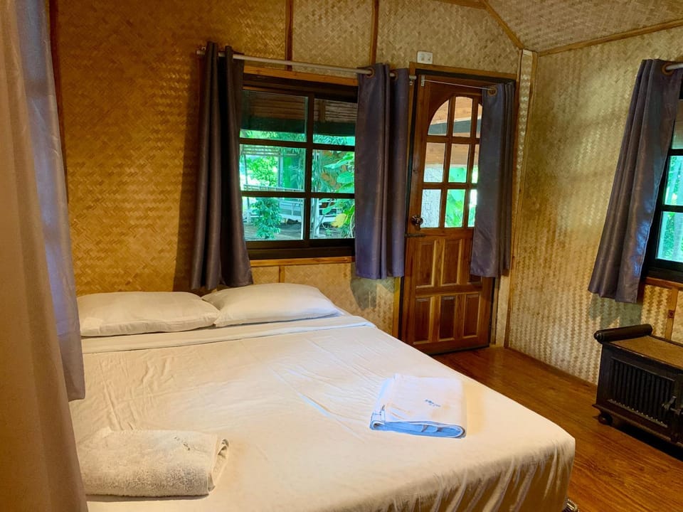 Bed, towels