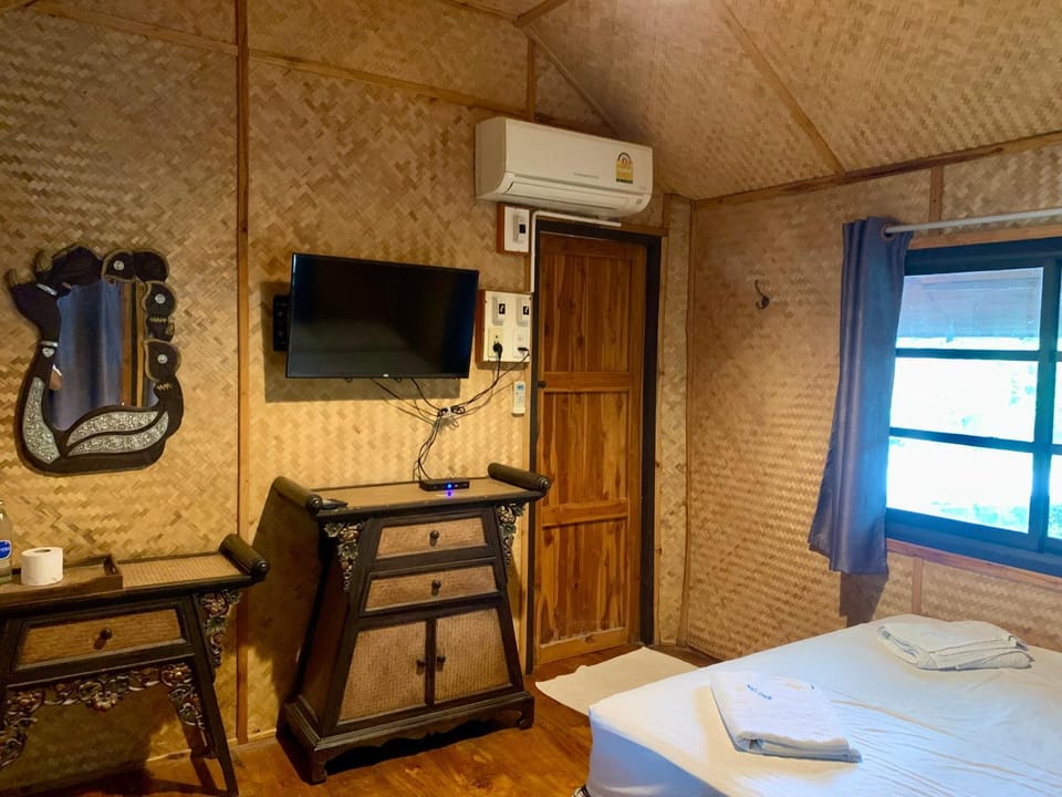 Bed, TV and multimedia, Seating area, hair dresser, air conditioner