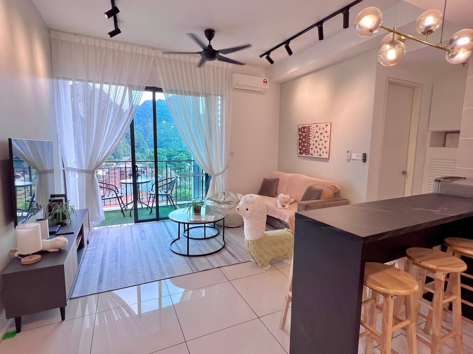 Communal lounge/ TV room, TV and multimedia, Kitchen or kitchenette, Living room, Seating area, Dining area, Evening entertainment