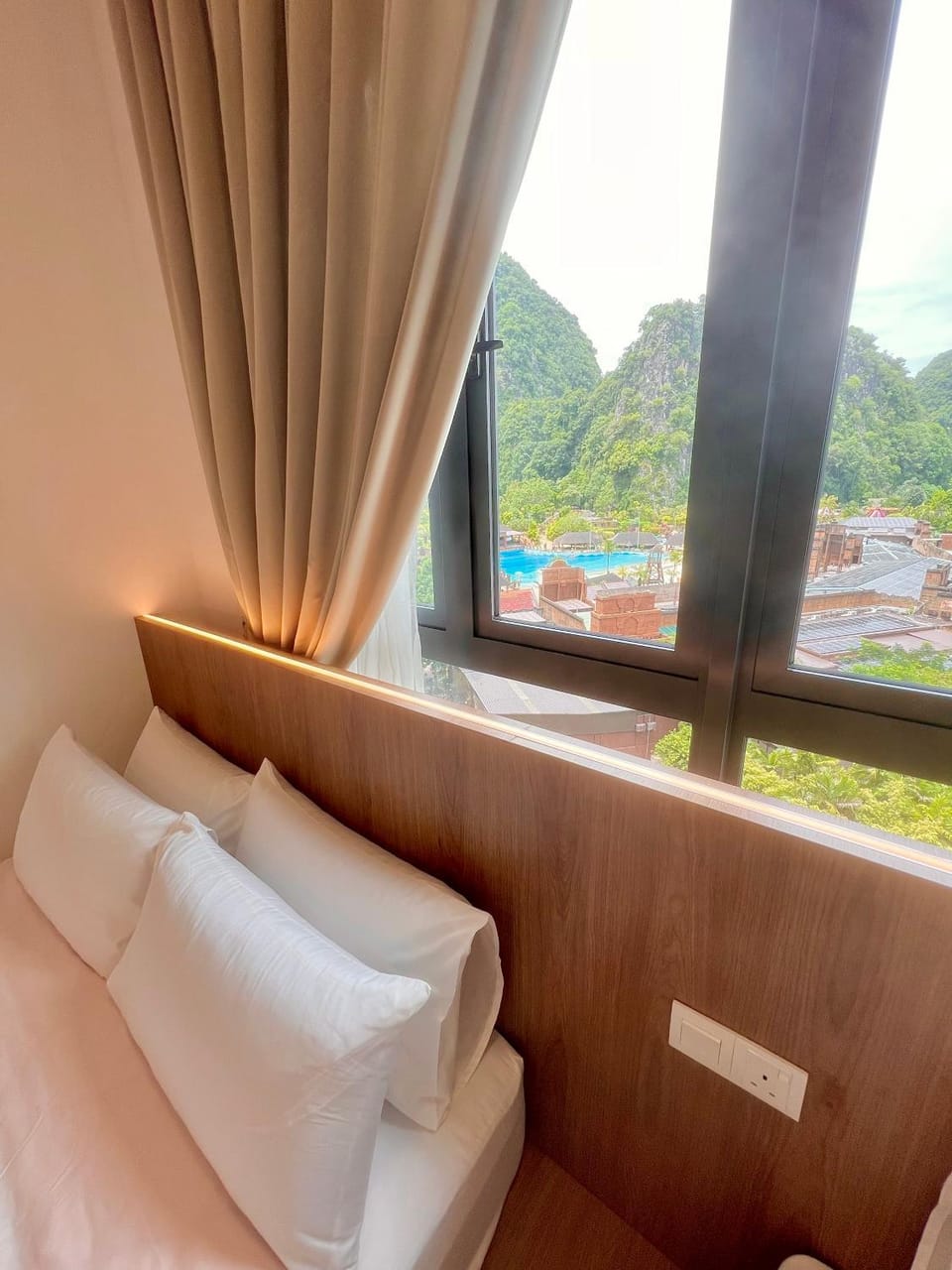 Bed, Natural landscape, Photo of the whole room, Bedroom, Mountain view, Pool view, Swimming pool