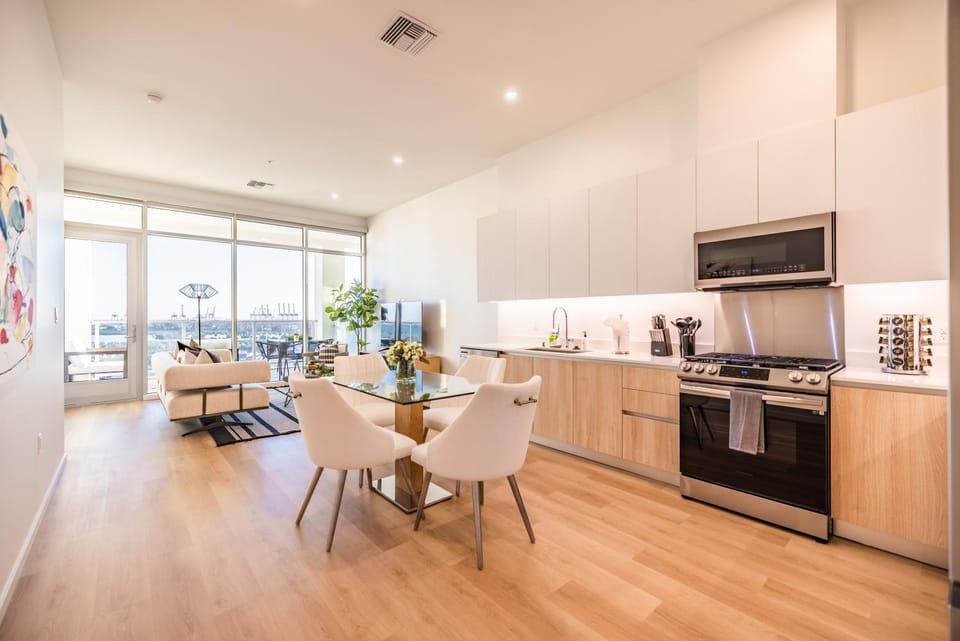 Kitchen or kitchenette, Dining area