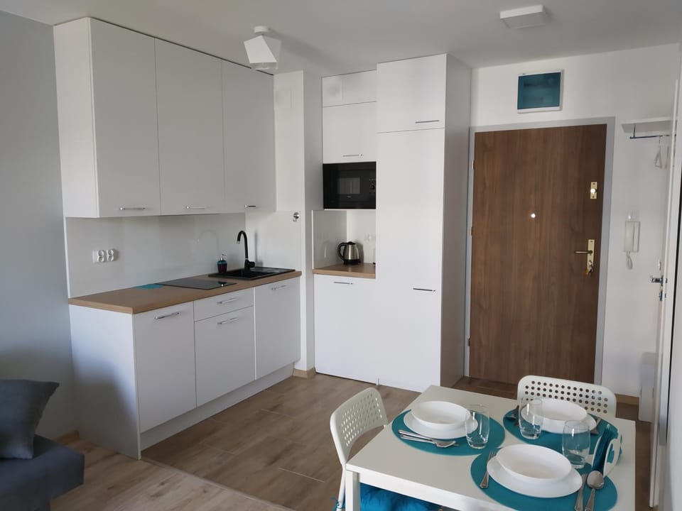 Kitchen or kitchenette, Dining area, dishwasher, minibar, stove