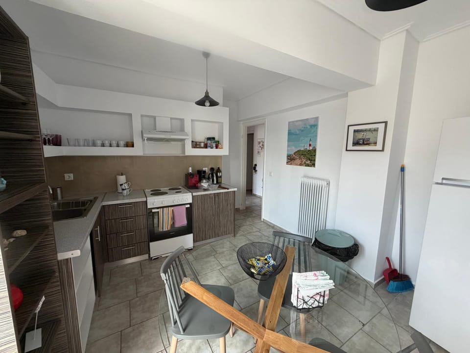 Kitchen or kitchenette, Seating area, Dining area, oven, stove