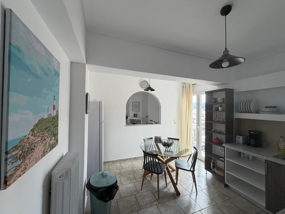 Kitchen or kitchenette, Dining area, oven