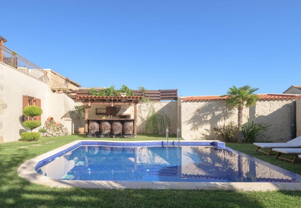 Property building, Day, Pool view, Swimming pool