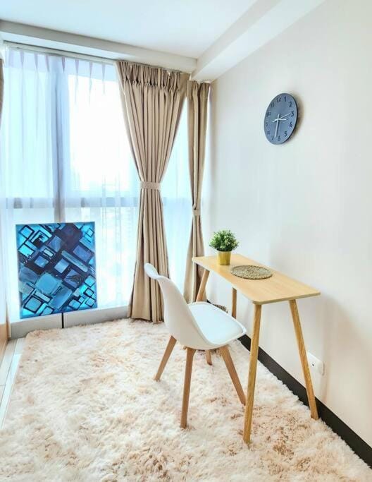 Cosy Executive 1 BR Uptown Parksuites Ultra fast Internet Apartment in Makati