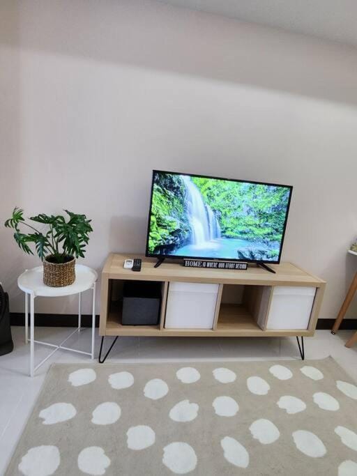 Cosy Executive 1 BR Uptown Parksuites Ultra fast Internet Apartment in Makati