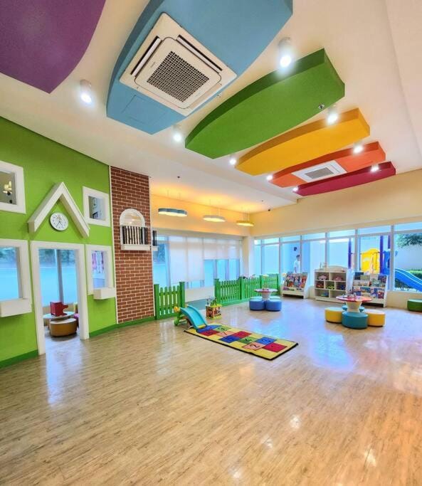 Cosy Executive 1 BR Uptown Parksuites Ultra fast Internet Apartment in Makati