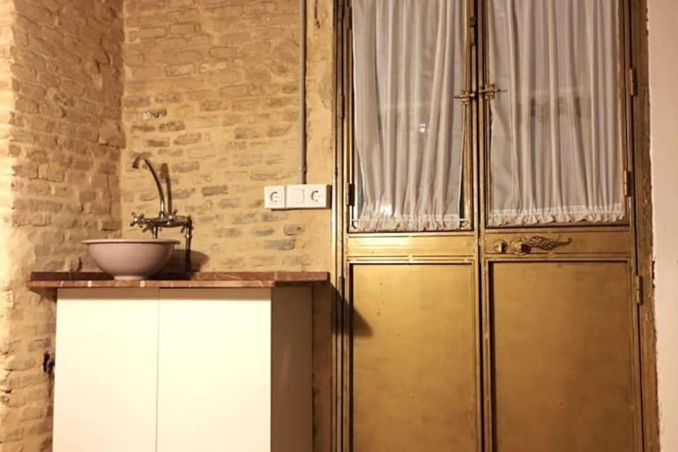 Facade/entrance, Kitchen or kitchenette
