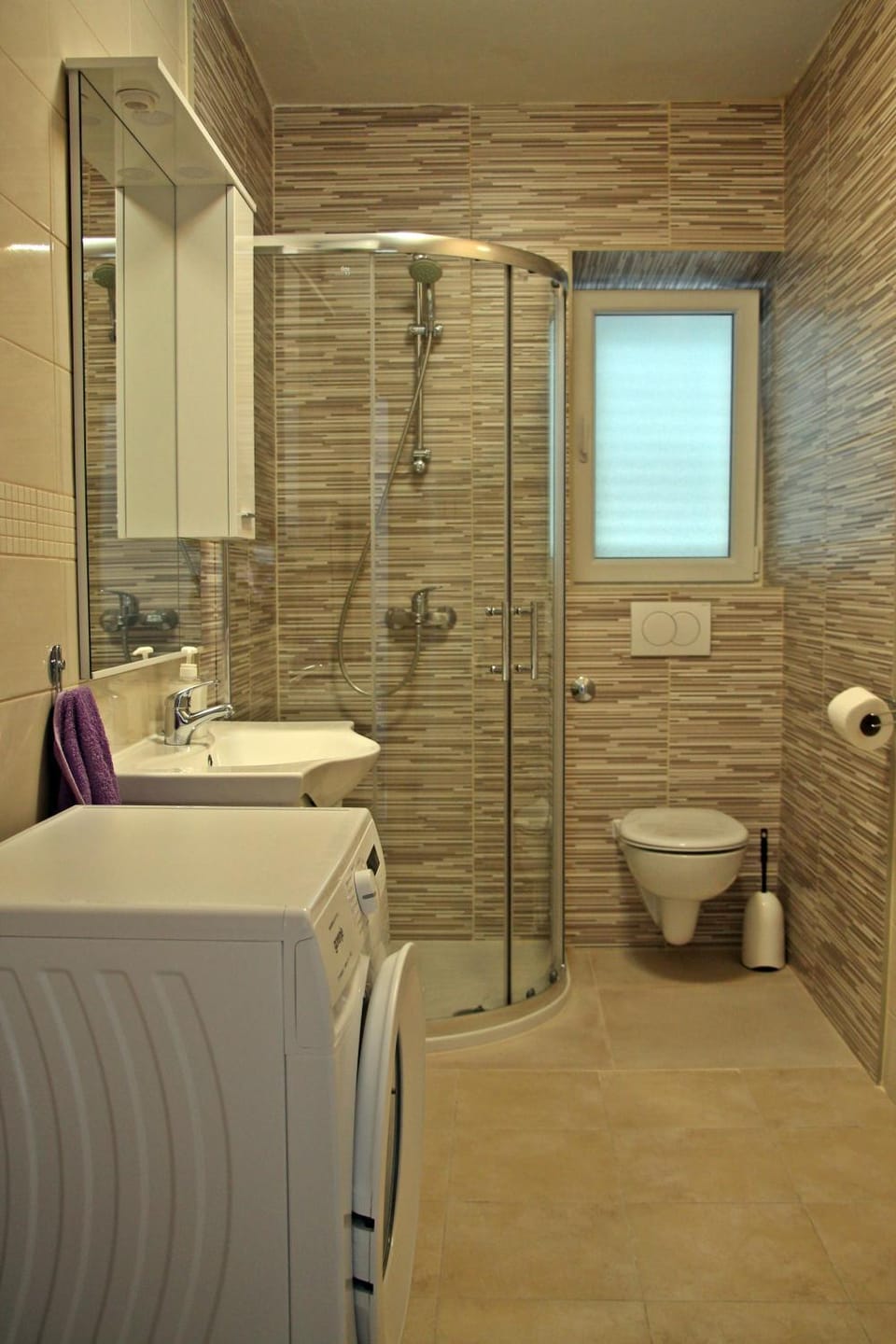 Shower, Toilet, Bathroom, towels, washing machine, washing machine