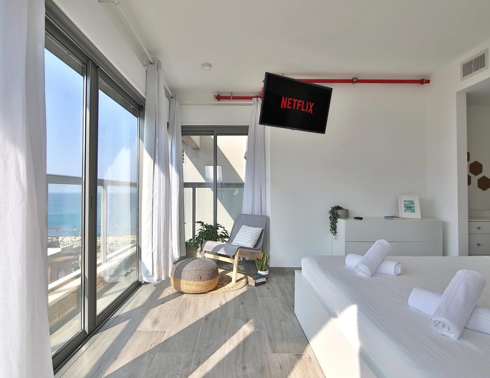 Bed, TV and multimedia, View (from property/room), Bedroom, Sea view, towels
