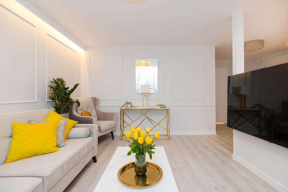 Bed, TV and multimedia, Living room, Seating area