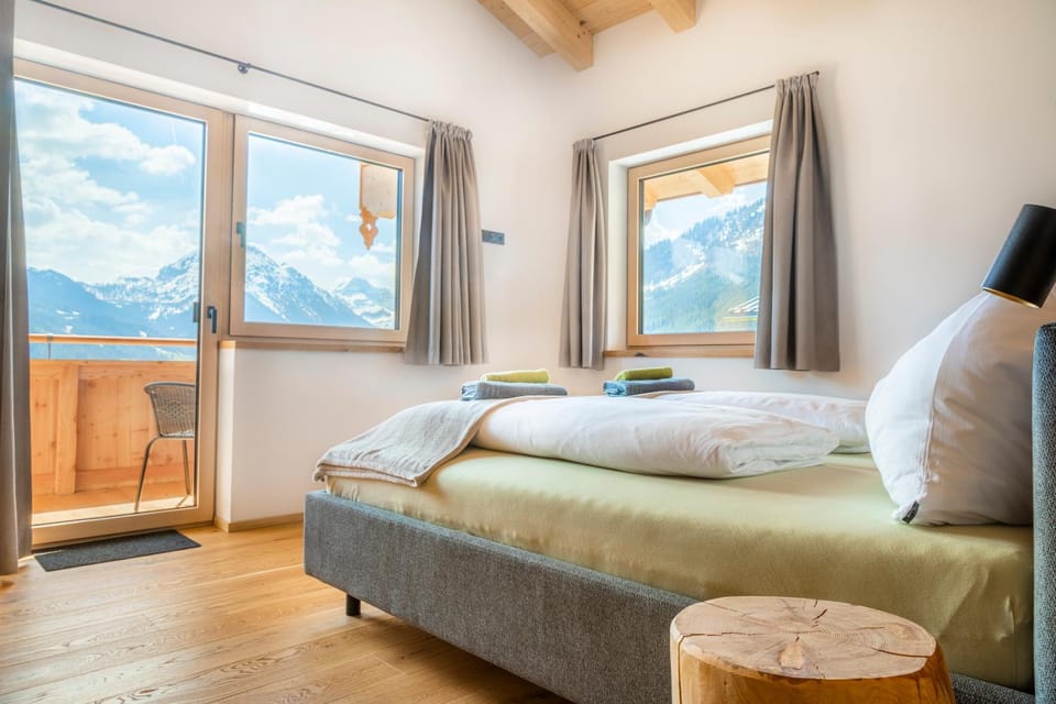 Bedroom, Mountain view