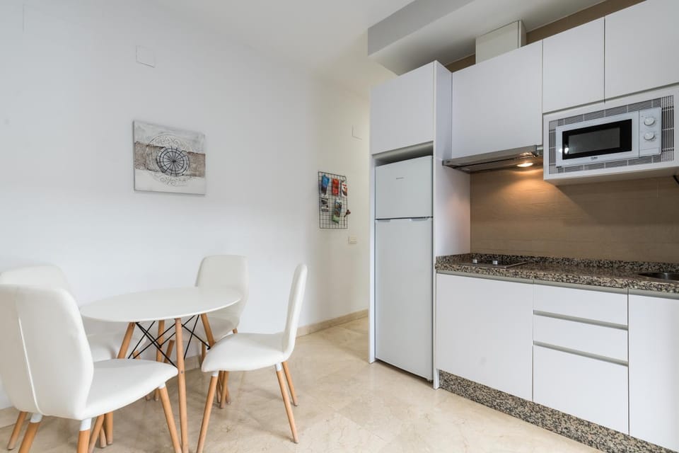 Kitchen or kitchenette, Dining area