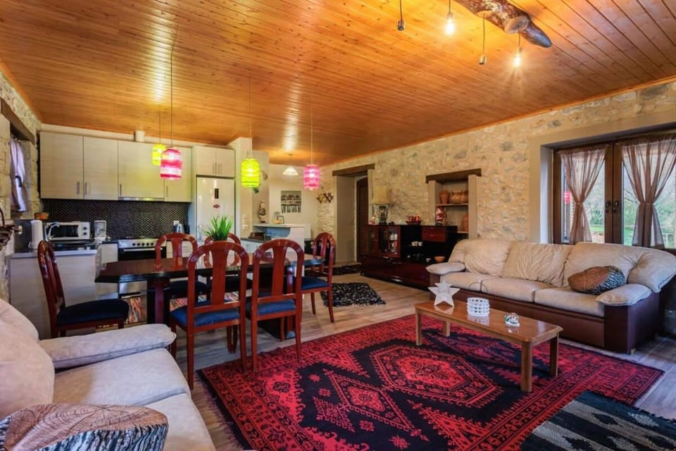 Kitchen or kitchenette, Living room, Seating area, Dining area
